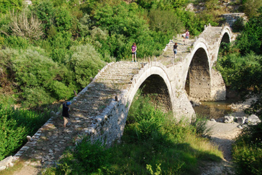 Epirus-zagorochoria-On the stone bridges